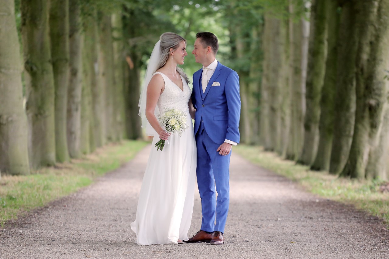 michele in trouwjurk met man